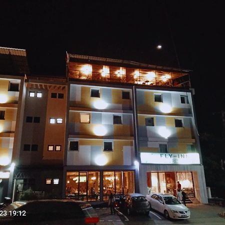 Fly Inn Madagascar Hotel - Navette Gratuite H24 - A 300M De L'Aeroport International Ivato-Antananarivo Ivato  Dış mekan fotoğraf