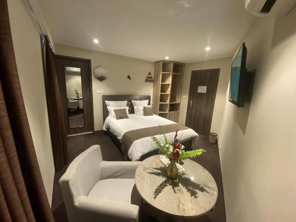 Fly Inn Madagascar Hotel - Navette Gratuite H24 - A 300M De L'Aeroport International Ivato-Antananarivo Ivato  Dış mekan fotoğraf