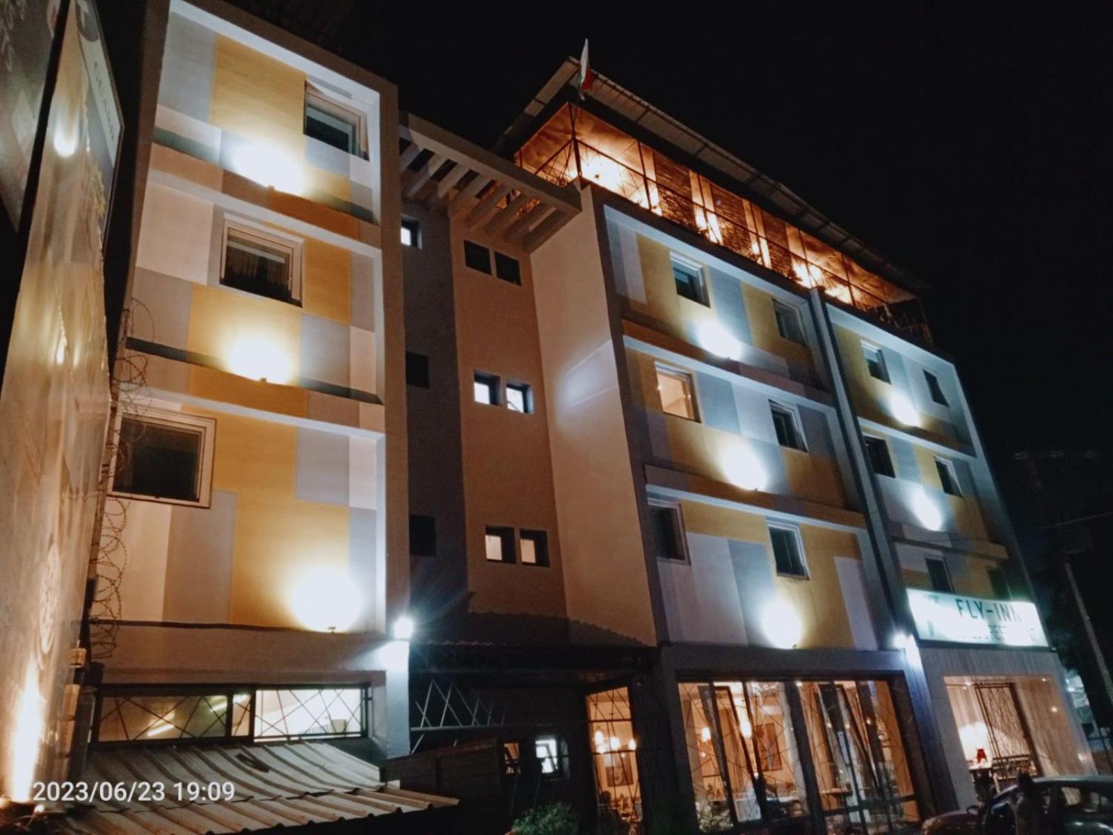 Fly Inn Madagascar Hotel - Navette Gratuite H24 - A 300M De L'Aeroport International Ivato-Antananarivo Ivato  Dış mekan fotoğraf
