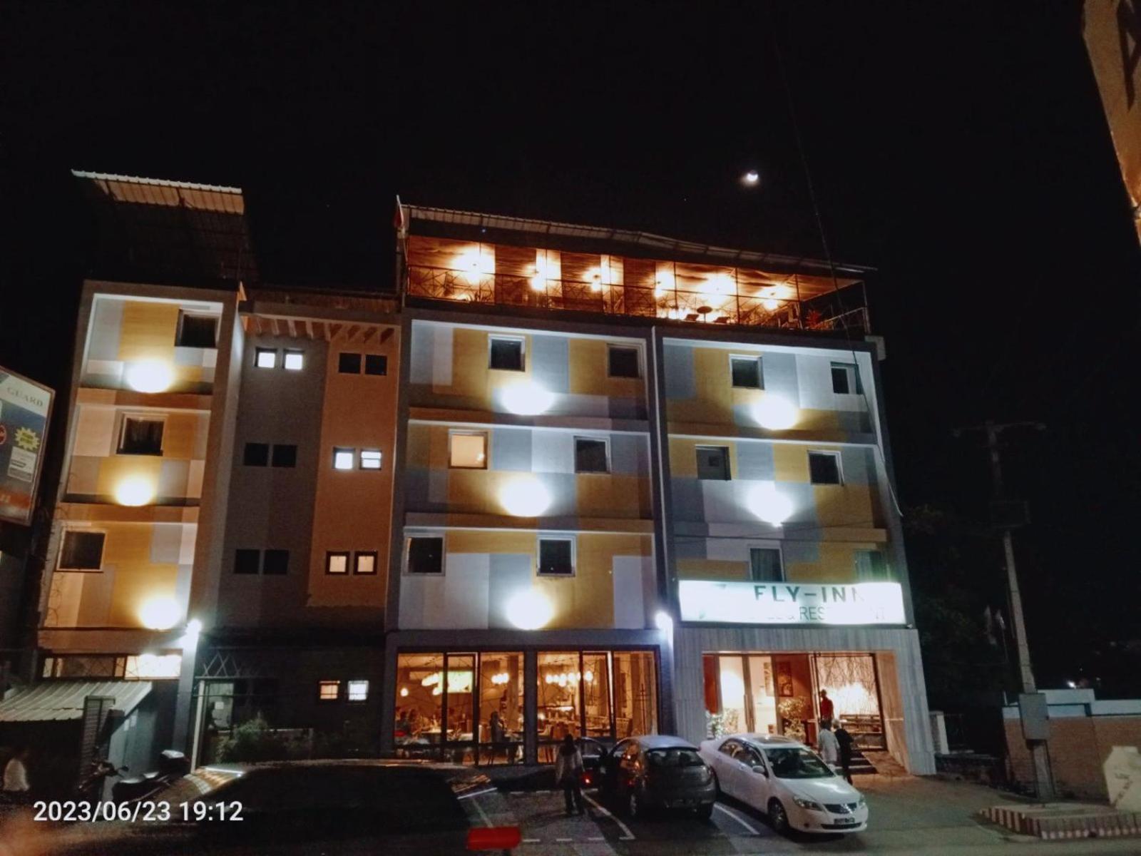 Fly Inn Madagascar Hotel - Navette Gratuite H24 - A 300M De L'Aeroport International Ivato-Antananarivo Ivato  Dış mekan fotoğraf